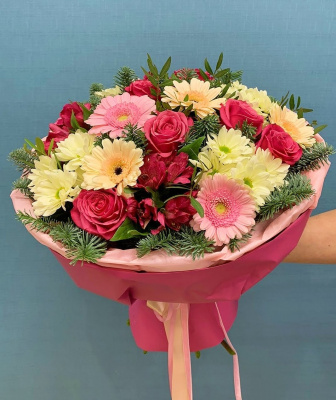 Букет "Зимний поцелуй" из кустовой хризантемы, розы, альстромерии, и гермини с нобилисом N 27793