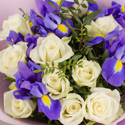 Букет из белых кенийских роз с ирисами 50542