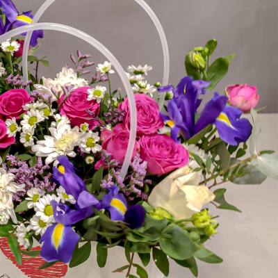 Сумка с живыми цветами "Взрыв эмоций" яркий микс из кустовой хризантемы, розы и ирисов 45000