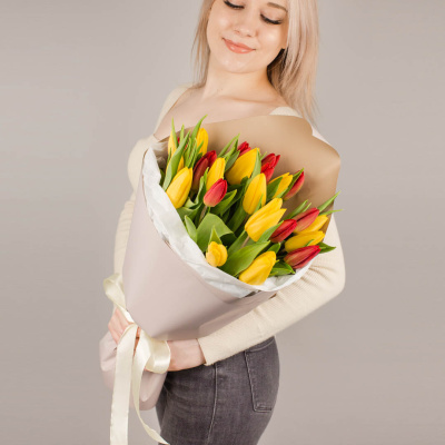 Букет из 25 красных и желтых тюльпанов в упаковке 46175