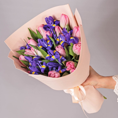 Букеты из розовых тюльпанов с ирисами для мамы и дочки 59871