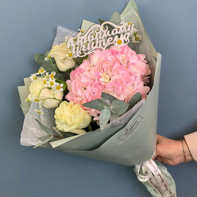 Букет из розовой гортензии с розами и ромашками N 66831