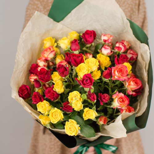 Букет из ярких кустовых роз арт. 27803