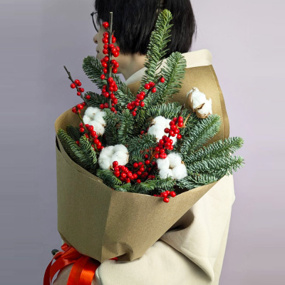 Букет Зимняя классика с нобилисом, красными ягодами и хлопком N 72815