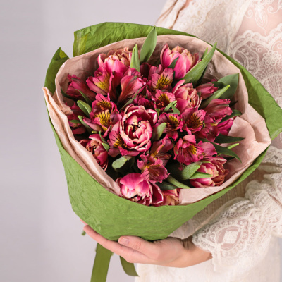 Букет из пионовидных тюльпанов Колумбус с альстромерией 59898