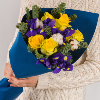 Букет Мороз и солнце с розами, ирисами и еловыми ветками N 72272