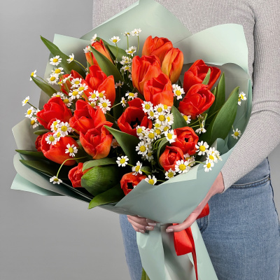 Букеты из красных тюльпанов с ромашками для мамы и дочки 46331