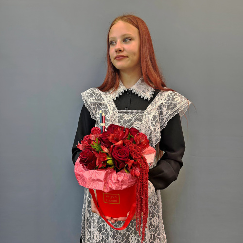 Красная коробка с розами, альстромерией и амарантом Арт 14899