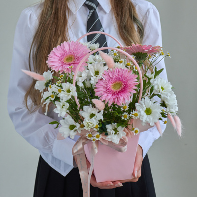 Сумочка с герберами и хризантемой ромашка N 84595