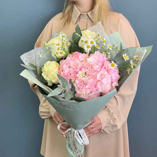 Букет из розовой гортензии с розами и мелкими ромашками арт. 66831-Р