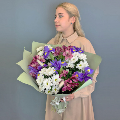 Букет из хризантем с ирисами и альстромерией N 67002-Ф