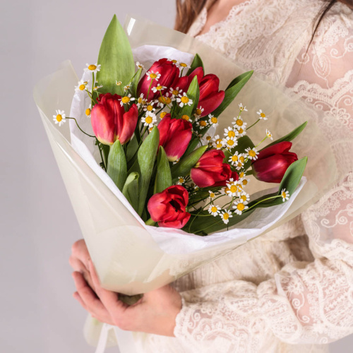 Букеты из красных тюльпанов с ромашками для мамы и дочки 59874