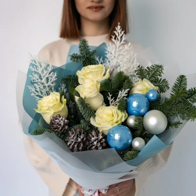 Букет с еловыми ветками нобилис и белыми розами "Морозный день" N 90875