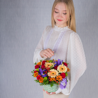 Корзинка "Любимому учителю" с мини-герберами, розами и ирисами N 38179