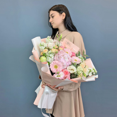 Букет с гортензией, матиолой и мини герберами 71080