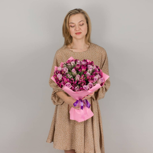 Букет из 25 сиреневых роз Кения и альстромерий арт. 50543