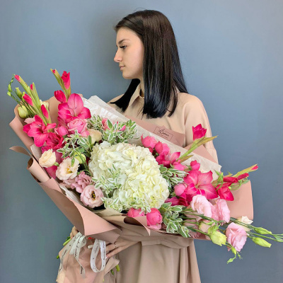 Букет с гладиолусами и гортензией N 67001