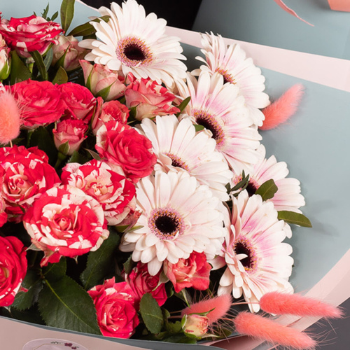 Букет из кустовой розы и мини гербер "Офелия стандарт. Размер L". арт. 35973/L