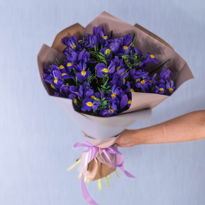Букет из Ирисов с зеленью в упаковке N 35833