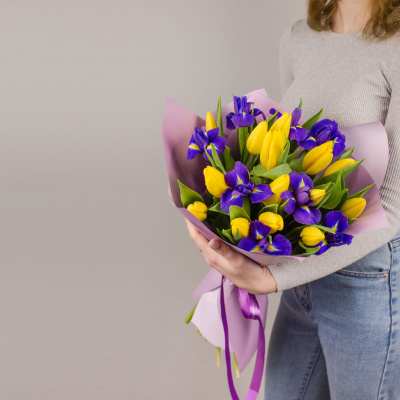 15 желтых тюльпанов с ирисами N 46172