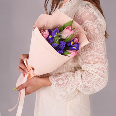 Букет мини из розовых тюльпанов с ирисами 59869